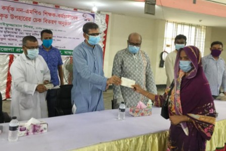 মাগুরায় নন এমপিও ২৭০ জন শিক্ষক কর্মচারীর মধ্যে প্রধানমন্ত্রীর অনুদানের চেক বিতরণ