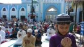 স্বাস্থ্যবিধি মেনে ঈদের জামায়াত : করোনা থেকে মুক্তির জন্য রহমানপুরী মাজারে দোয়া