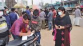মৌলভীবাজারে মাস্ক পরিধান না করায় ২০ স্থানে মোবাইল কোর্টে ৩৯৩ মামলায় ৯৩ হাজার টাকা অর্থদন্ড