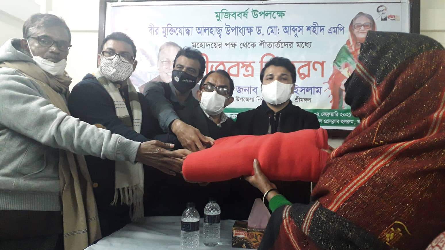 আব্দুস শহীদ এমপির পক্ষ থেকে শ্রীমঙ্গল প্রেসক্লাবে শীতার্তদের মাঝে কম্বল বিতরণ