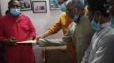 বাণিজ্যমন্ত্রীকে তিস্তা লংমার্চের সমাবেশে যোগদানের আমন্ত্রণপত্র প্রদান করলেন সংগ্রাম পরিষদের নেতৃবৃন্দ