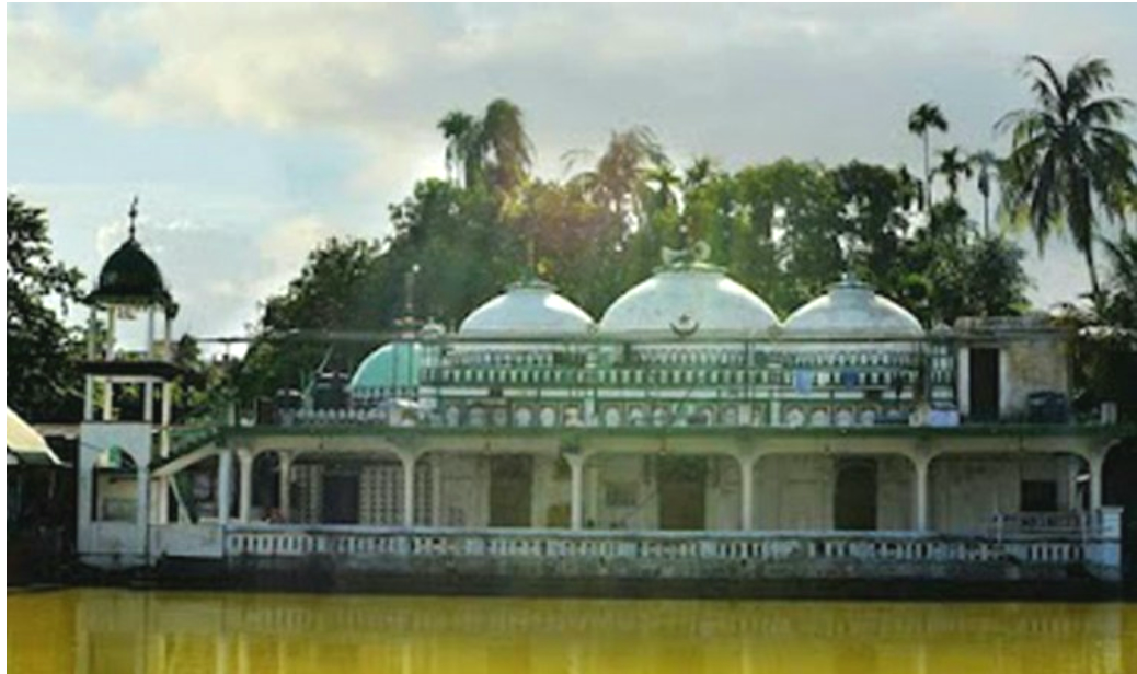 দৃষ্টিনন্দন প্রাচীন স্থাপনার মধ্যে অন্যতম দারোগা বাড়ি মসজিদ ও শাহ আবদুল্লাহ’র মাজার শরীফ