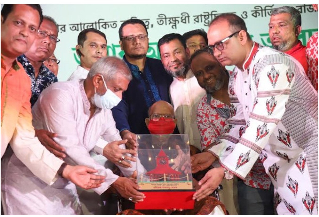 গুণীশ্রেষ্ঠ সম্মাননা পেলেন আবুল মাল আবদুল মুহিত