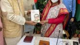 প্রধানমন্ত্রীকে বই উপহার দিলেন কমরেড মেনন