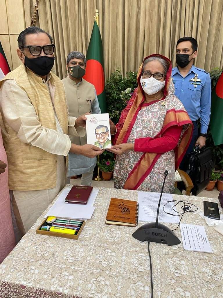 প্রধানমন্ত্রীকে বই উপহার দিলেন কমরেড মেনন