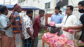 পথচারীদের জন্যে প্রশাসনের ইফতার বিতরণ