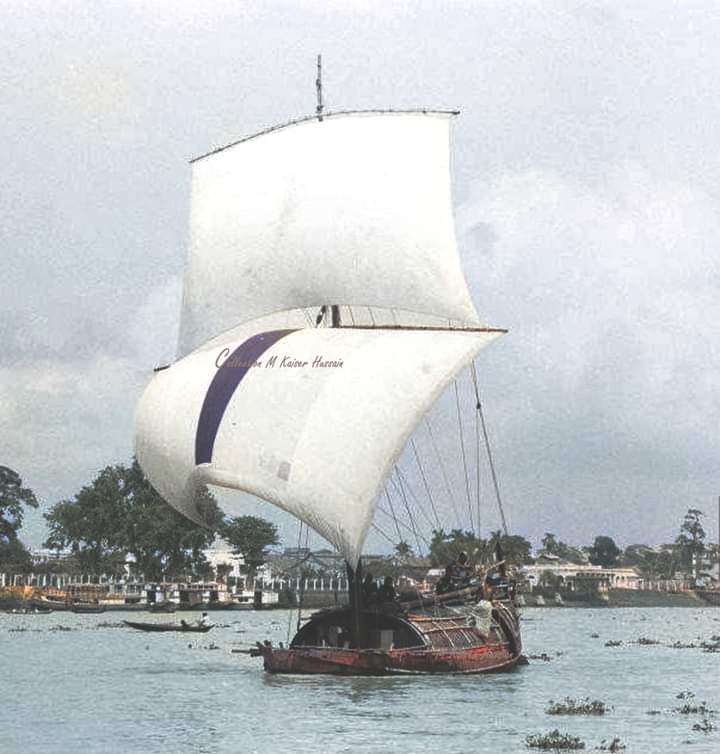 বুড়িগঙ্গা নদীর বুকে এক সময়ের পণ্যবাহী নৌকা’