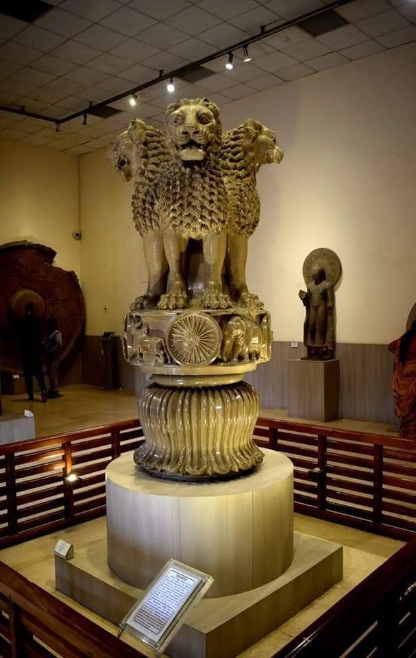 চারদিকে মুখ করা চারটে পাথরের সিংহ