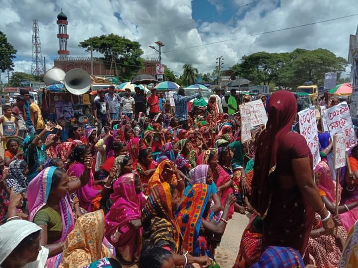 ৩০০ টাকা মজুরির দাবীতে চা শ্রমিক ধর্মঘট অব্যাহত