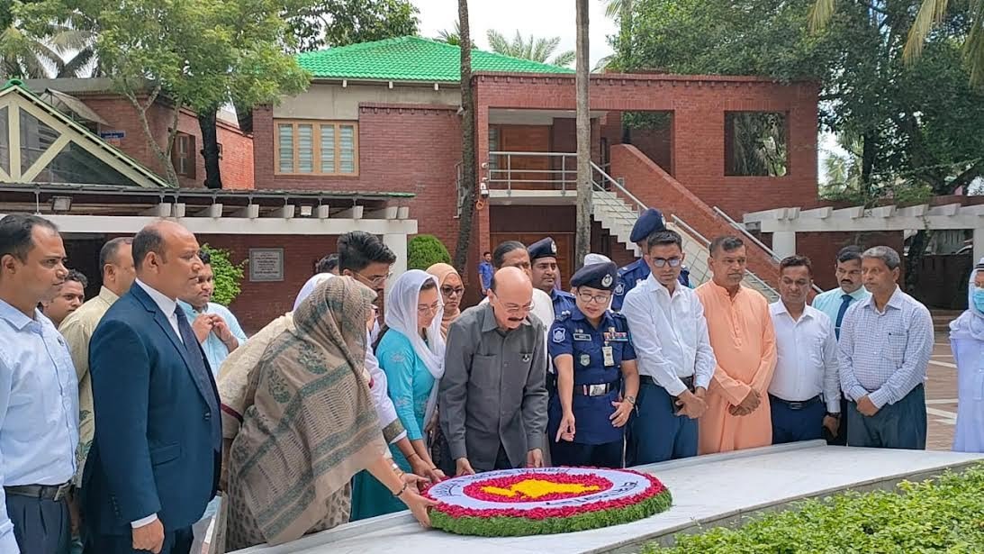 বঙ্গবন্ধুর সমাধিতে প্রধানমন্ত্রীর নিরাপত্তা উপদেষ্টা তারিক আহমেদ সিদ্দিকের শ্রদ্ধা