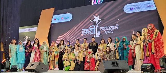 ২০ নারী পেলেন ‘জয়ী’ অ্যাওয়ার্ড