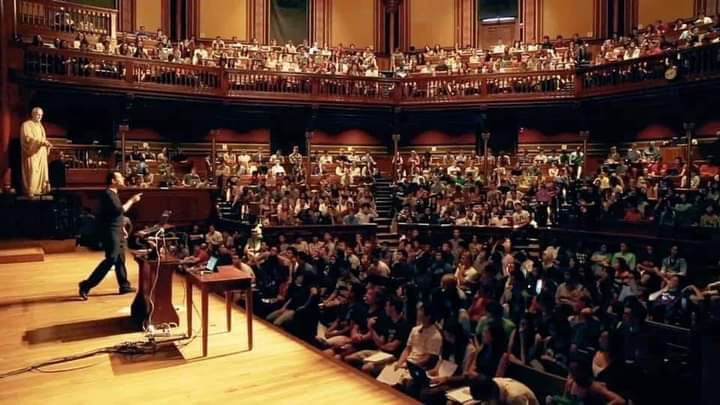 কাল্পনিক গল্পের মাধ্যমে ক্লাসে শিস দেয়া ছাত্রটিকে খুঁজে বের করলেন বিজ্ঞ অধ্যাপক