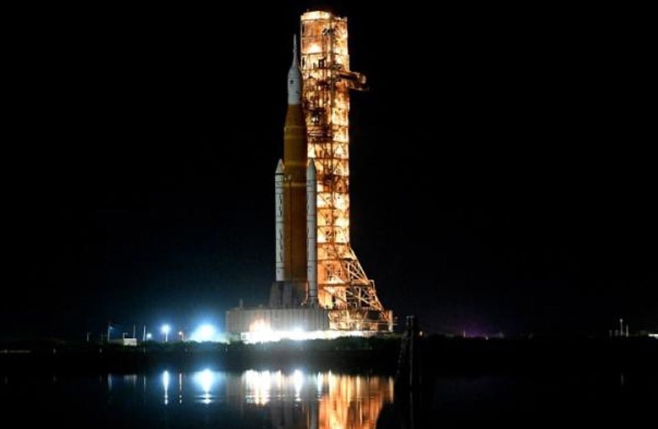 নাসা চাঁদে পাঠানোর জন্য বিলম্বিত ক্রুবিহীন রকেট উৎক্ষেপন করবে বুধবার