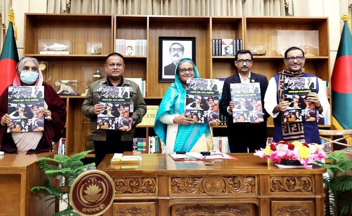 ‘ভেঙ্গেছে দুয়ার এসেছ জ্যোতির্ময়’ বইয়ের মোড়ক উন্মোচন