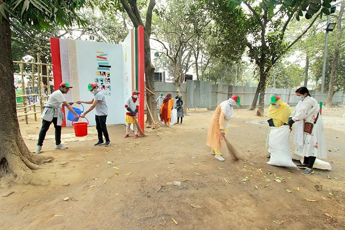 বইমেলা গেট প্রাঙ্গণ পরিচ্ছন্ন করলেন কোয়ান্টামের স্বেচ্ছাসেবীরা