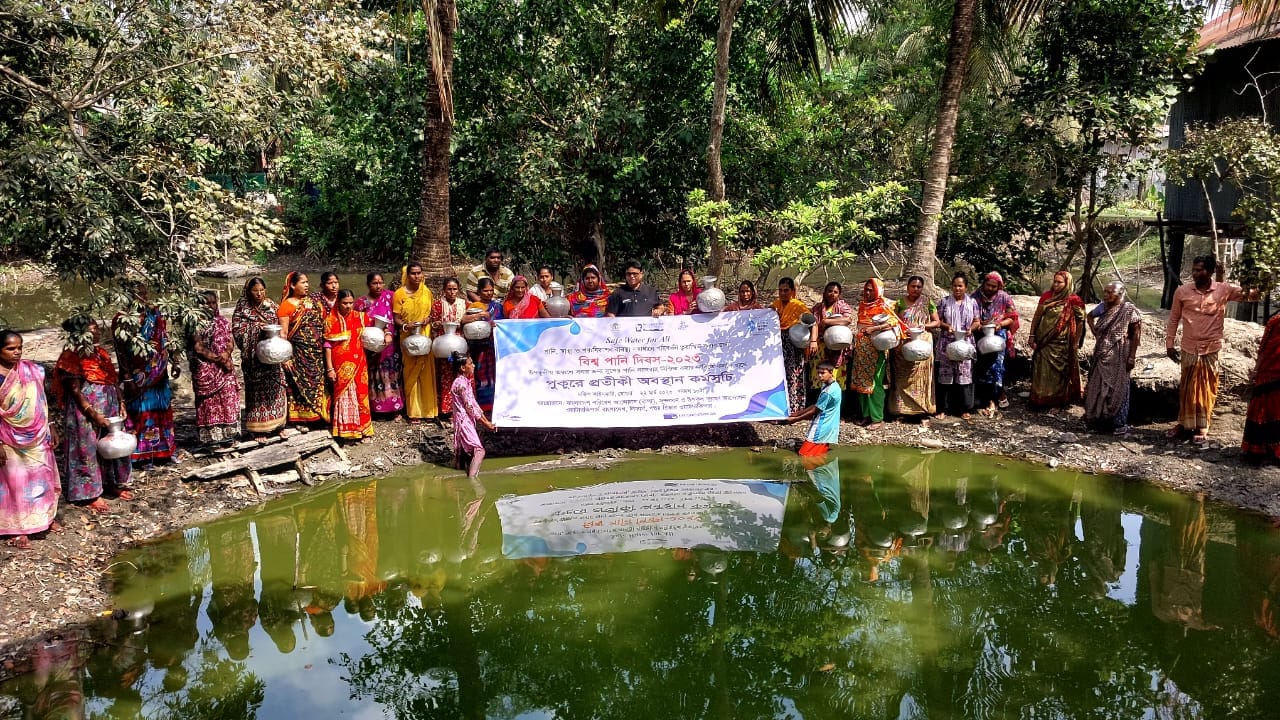 সুপেয় পানির দাবীতে অভিনব উপায়ে মানববন্ধন ও সমাবেশ
