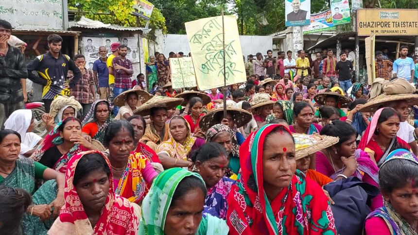মালিক ও চা শ্রমিক প্রতিনিধিদের বৈঠকের সিদ্ধান্তে বকেয়া মজুরি ৩০ হাজার নয়, পাবে ১১ হাজার টাকা