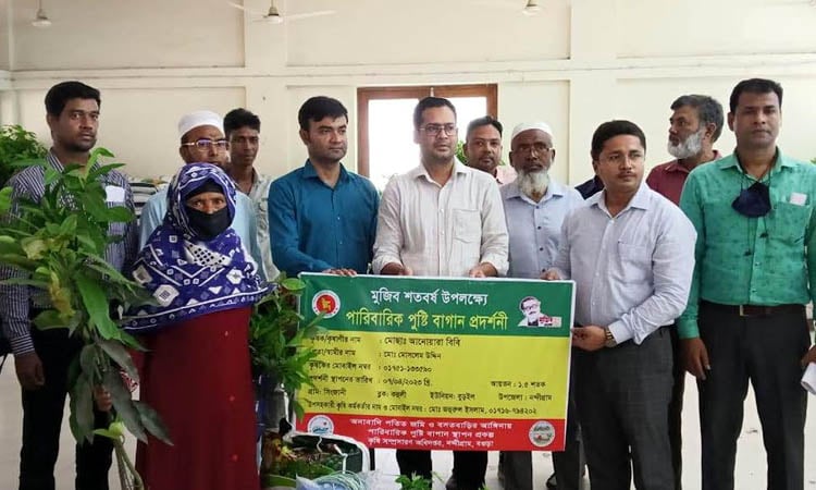 বিনামূল্যে পুষ্টি বাগানের সামগ্রী পেলো শতাধিক কৃষক