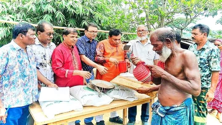 রাজশাহীতে আদিবাসী কৃষকদের মাঝে উন্নত ধানের বীজ বিতরণ করলো জাতীয় কৃষক সমিতি