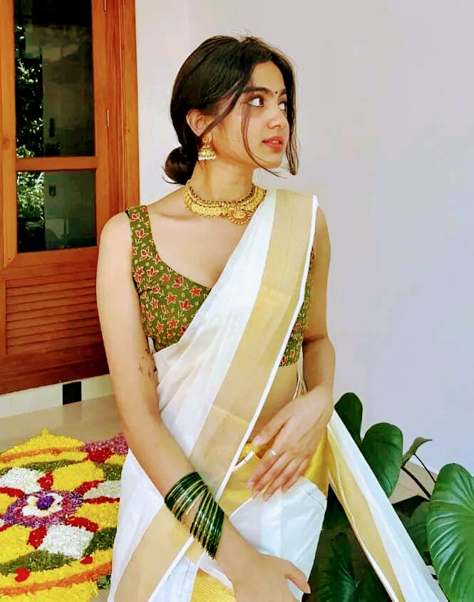 স্বামীর সেই ছেঁড়া লুঙ্গিটা আজও অনেক যত্নে তুলে রেখেছি