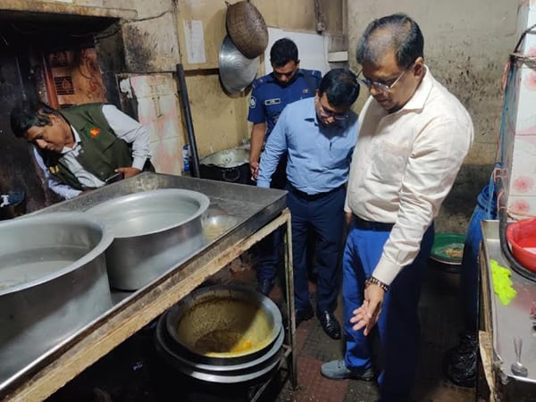 পঁচা-বাসি খাবার রাখায় ১ লাখ টাকা জরিমানা