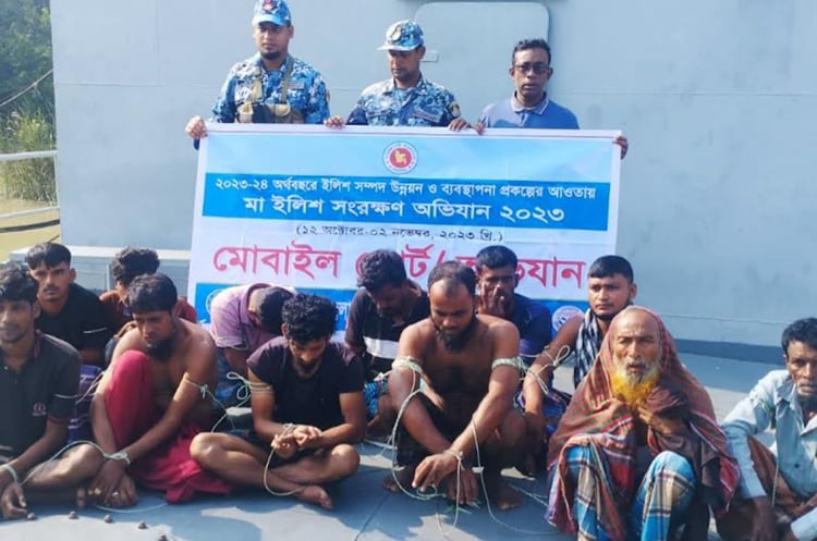 মা ইলিশ ধরায় ১২ জেলের কারাদন্ড