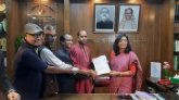 মৌলভীবাজারে মনোনয়নপত্র জমা দিলেন জেলা ওয়ার্কার্স পার্টির সম্পাদক কমরেড তাপস ঘোষ