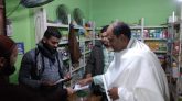 দ্বারেদ্বারে হাতুড়ি মার্কায় ভোট চাইছেন ওয়ার্কার্স পার্টির প্রার্থী তাপস ঘোষ