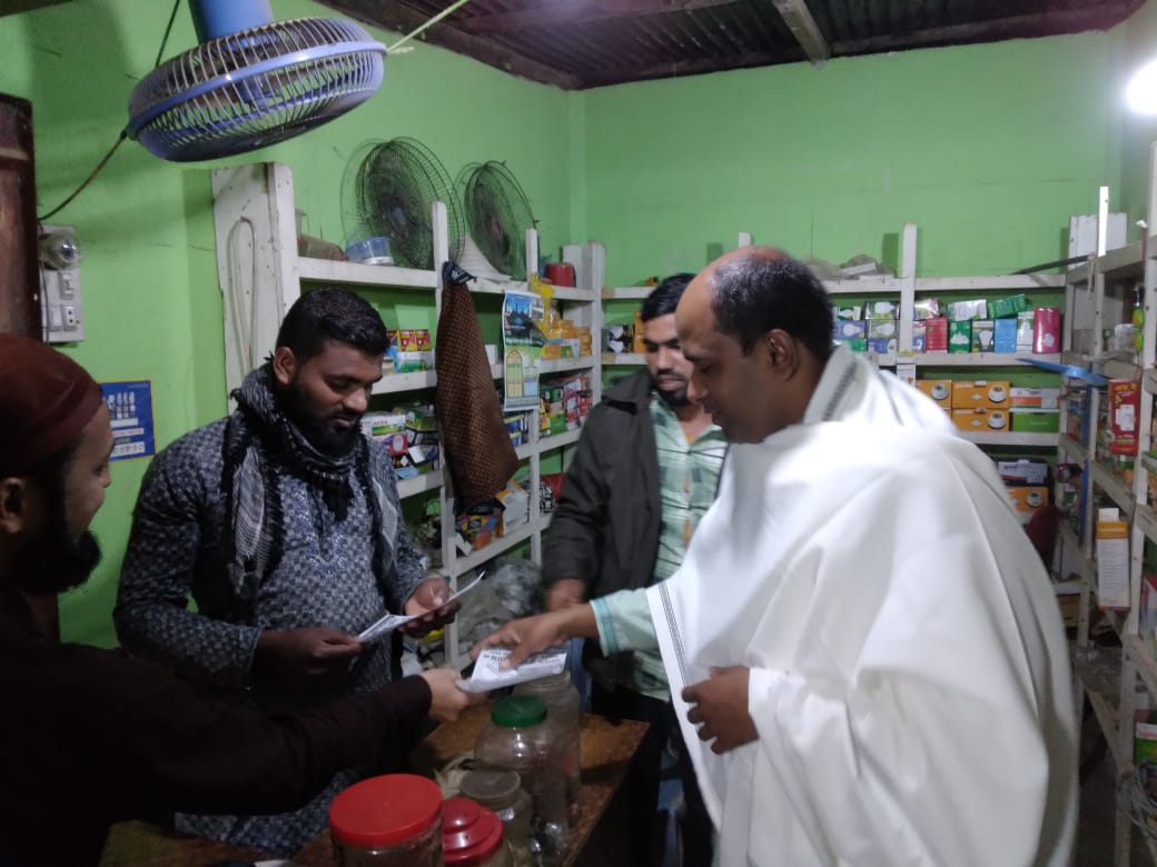 দ্বারেদ্বারে হাতুড়ি মার্কায় ভোট চাইছেন ওয়ার্কার্স পার্টির প্রার্থী তাপস ঘোষ