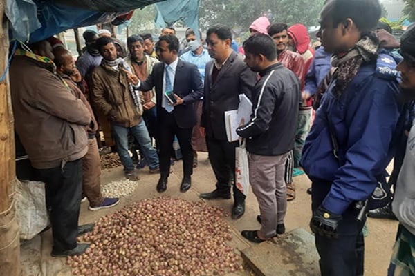 পেঁয়াজের বাজারে ভ্রাম্যমাণ আদালতের অভিযান