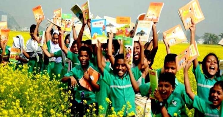 নতুন বইয়ের ঘ্রাণে আর উল্লাসে মাতবে প্রায় ৪ কোটি শিক্ষার্থী