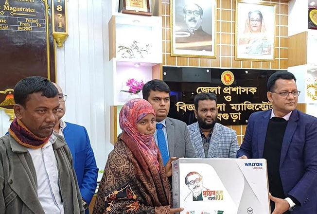 রিকশা চালকের এমএ পাস স্ত্রী সিমানুরকে চাকরি দিলেন প্রধানমন্ত্রী