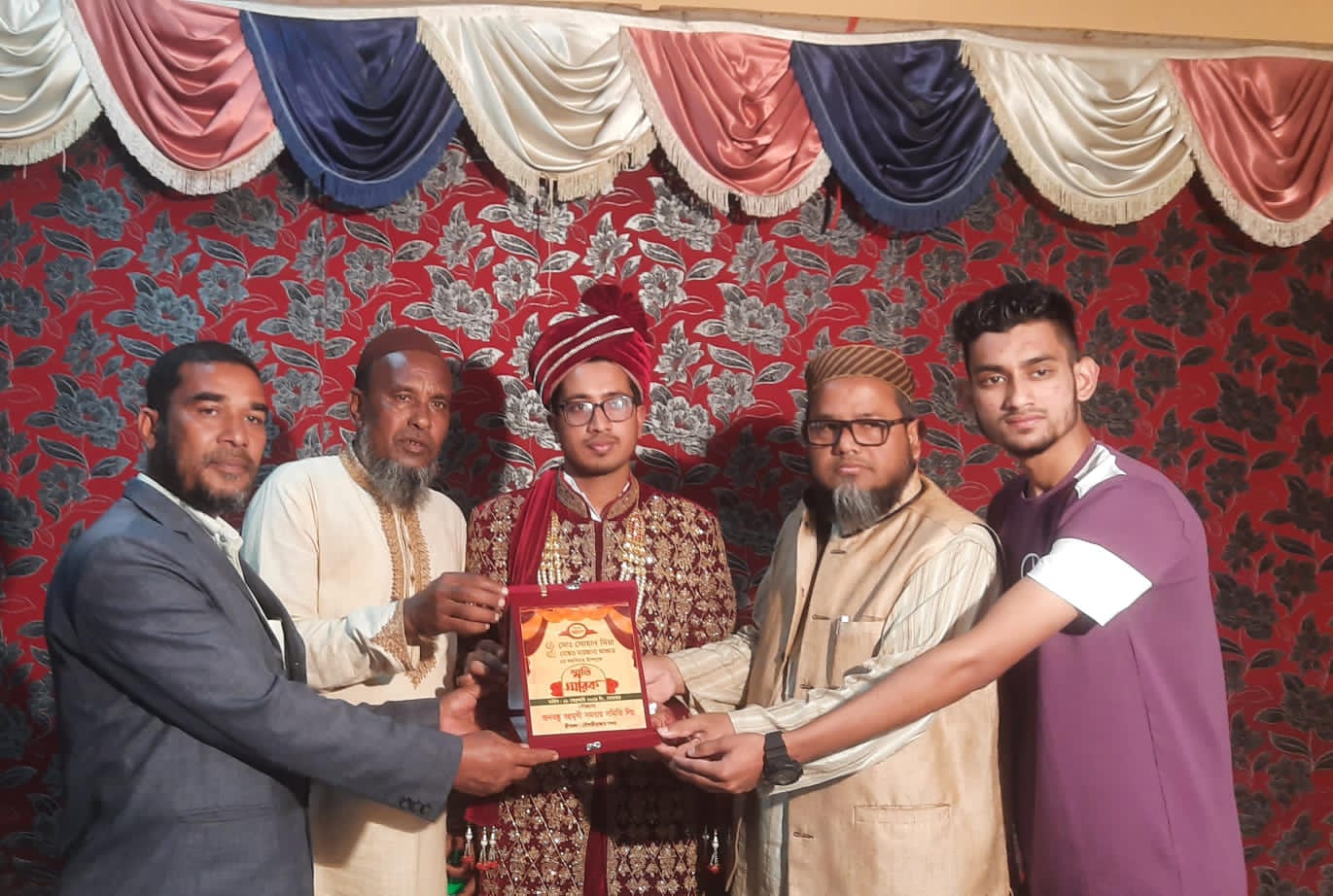সোহান-মারজানা’র বিয়েতে ক্রেস্ট প্রদান করলো জনবন্ধু সমবায় সমিতি