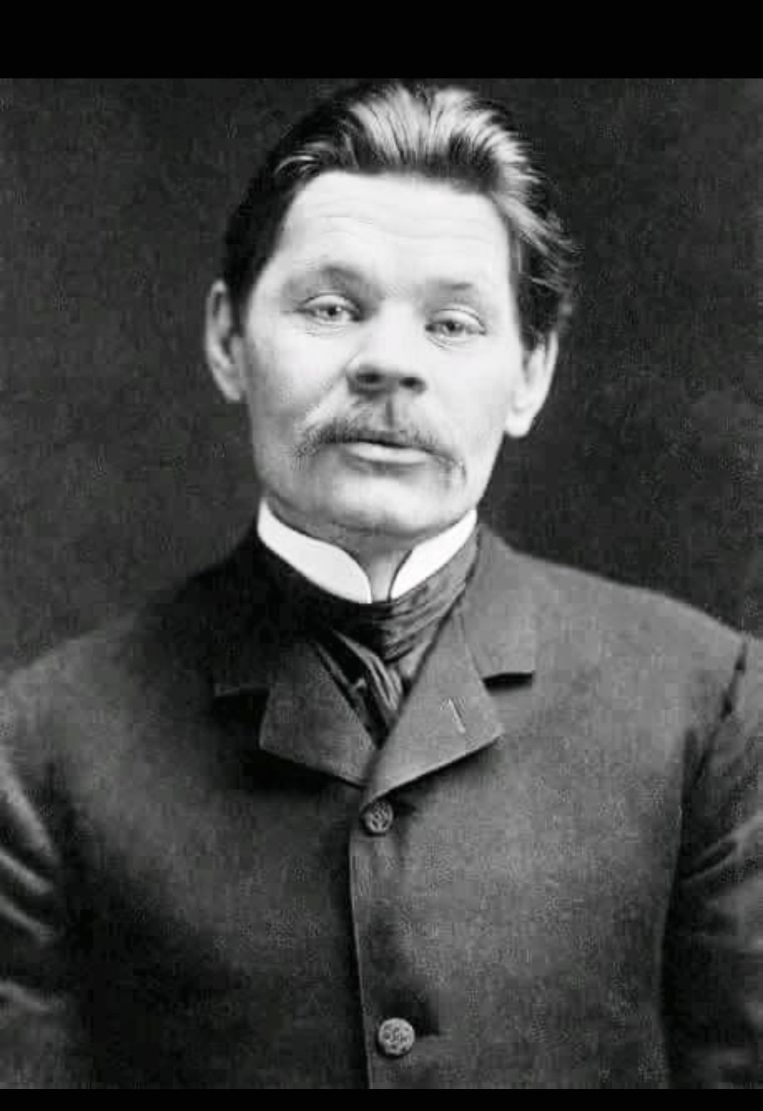 বিশ্বসাহিত্যের কালজয়ী কথাশিল্পী ম্যাক্সিম গোর্কি পরিবর্তনের বাঁকগুলো এঁকেছেন নিখুঁতভাবে