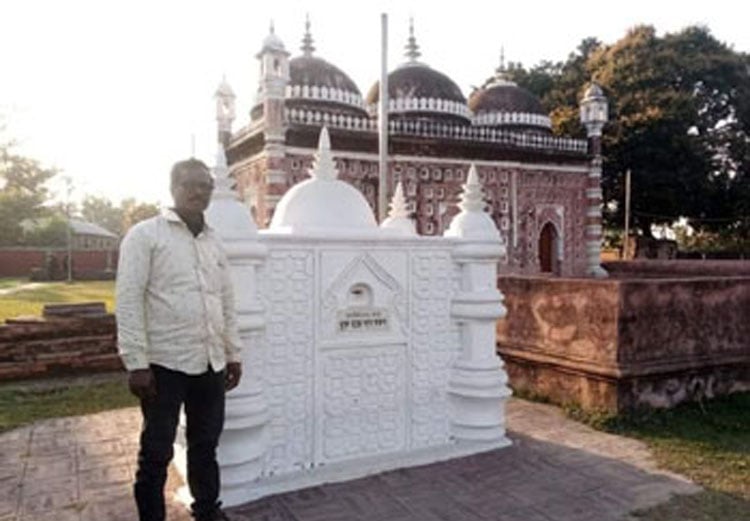 কান্তজী মন্দিরের পাশে কালের সাক্ষী হয়ে দাঁড়িয়ে আছে নয়াবাদ মসজিদ