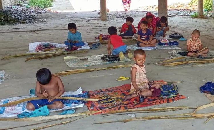 তালপাতায় বর্ণমালার হাতে খড়ি চলছে