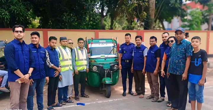 নিরাপদে গাড়ি চালানোর আহবান জানিয়ে নিসচা’র লিফলেট বিতরণ