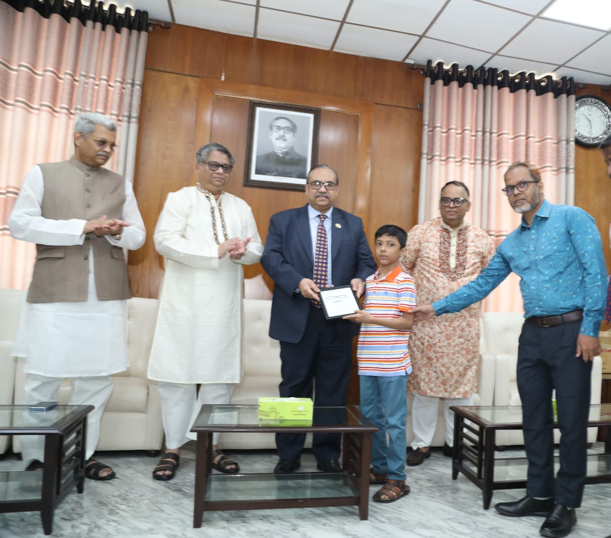 সুপ্রীমকোর্ট জাদুঘরে স্থান পেয়েছে শিশু জাওয়াদের আঁকা বঙ্গবন্ধুর প্রতিকৃতি