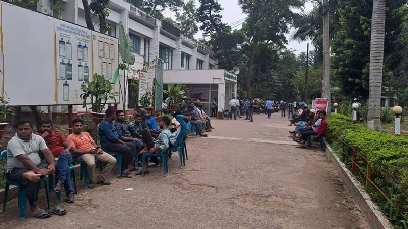বিভিন্ন অনিয়মের প্রতিবাদে শ্রীমঙ্গলে মানববন্ধন করেছে পল্লী বিদ্যুৎ সমিতির কর্মকর্তা-কর্মচারীরা