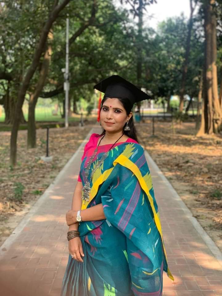 কোন কিছুর তোয়াক্কা না করা একজন অদম্য নারী