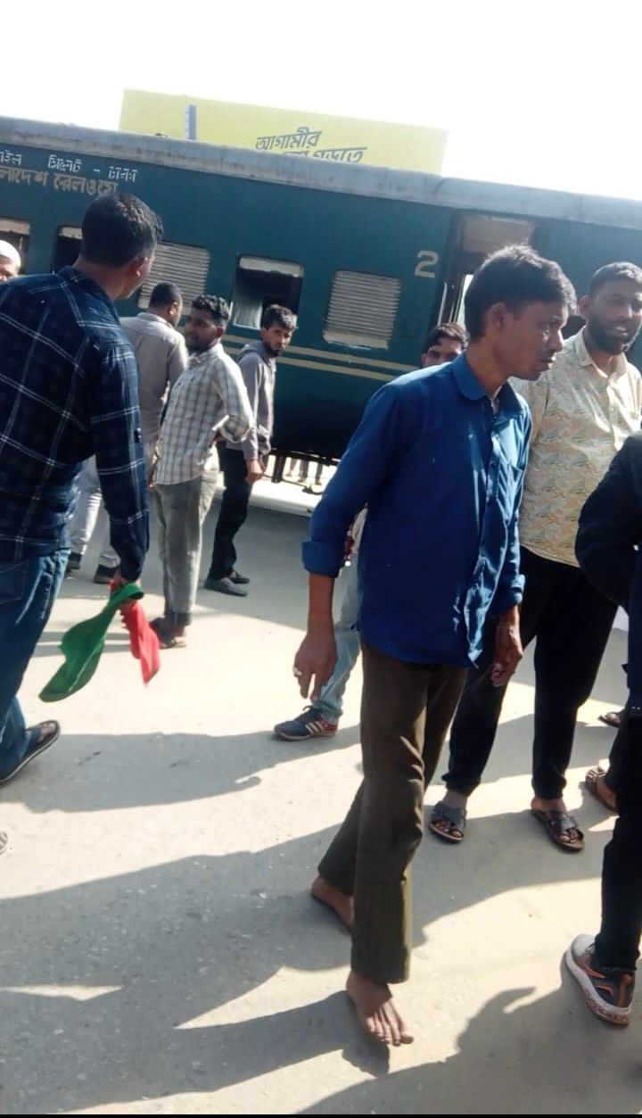 গাড়ির ধাক্কায় ভাঙল শ্রীমঙ্গল স্টেশনের রেলগেইট
