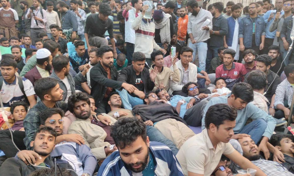 সচিবালয়ের সামনে অনশনে জগন্নাথ বিশ্ববিদ্যালয়ের শিক্ষার্থীরা