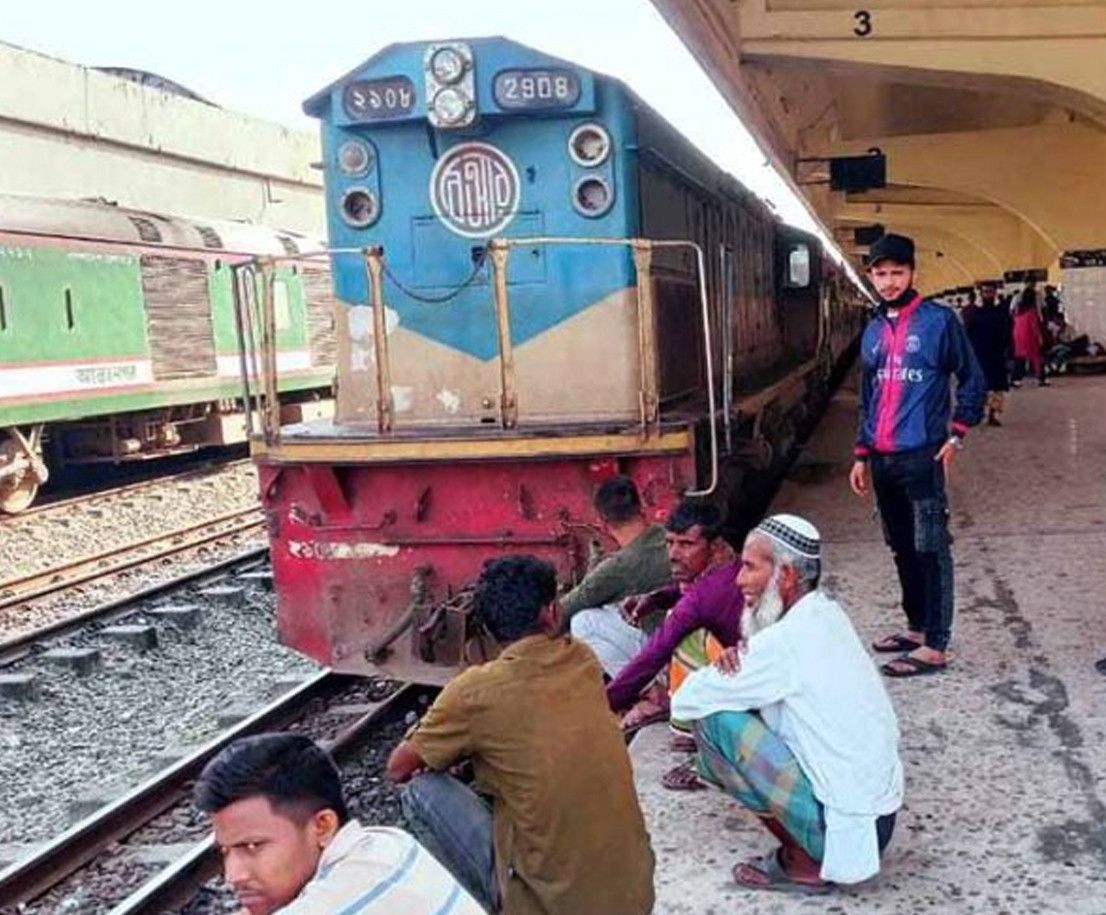 পাঁচ শতাধিক যাত্রী রেখে পালালেন ট্রেনচালক