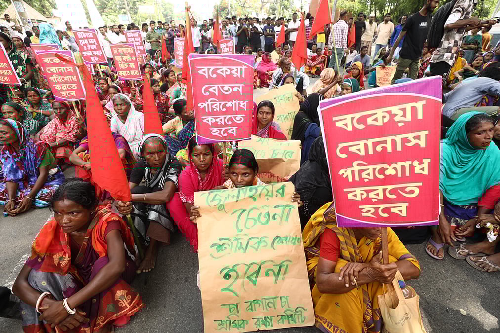 বকেয়া মজুরি ও রেশন পরিশোধের দাবীতে সিলেটে চা শ্রমিকদের সড়ক অবরোধ, বিক্ষোভ