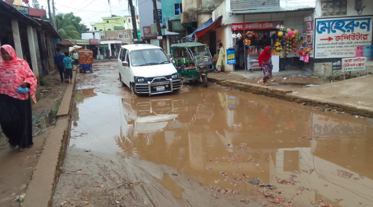 রাজনগরে রাস্তার কাজ মাঝপথে বন্ধ হওয়ায় মানুষের দুর্ভোগ চরমে