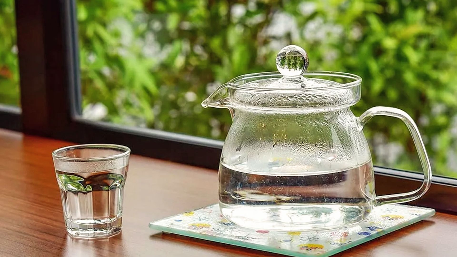 সকালে খালি পেটে গরম পানি খাওয়ার ৭টি উপকারিতা