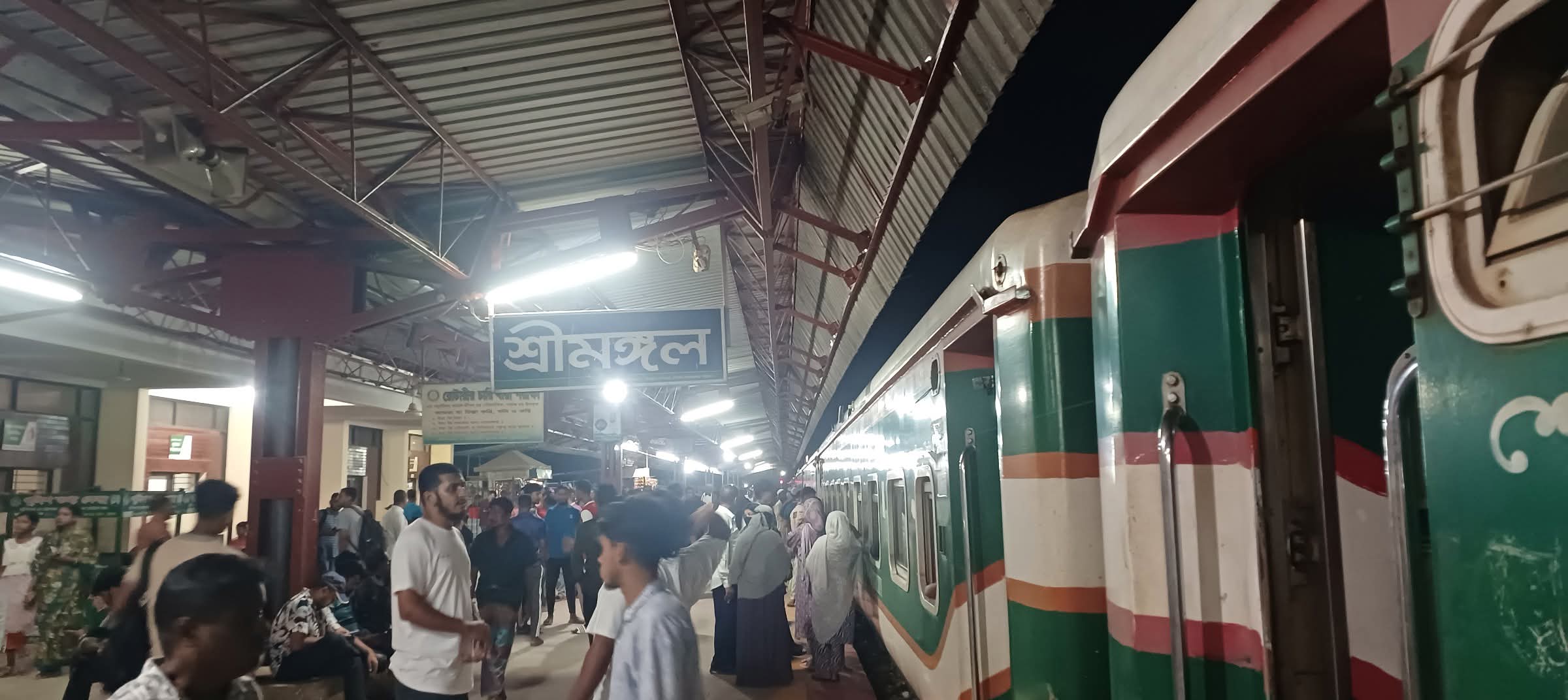 ঢাকাগামী পারাবত ট্রেন শ্রীমঙ্গলে আটকে ছিল ৩ ঘন্টা: যাত্রীদের দুর্ভোগ চরমে