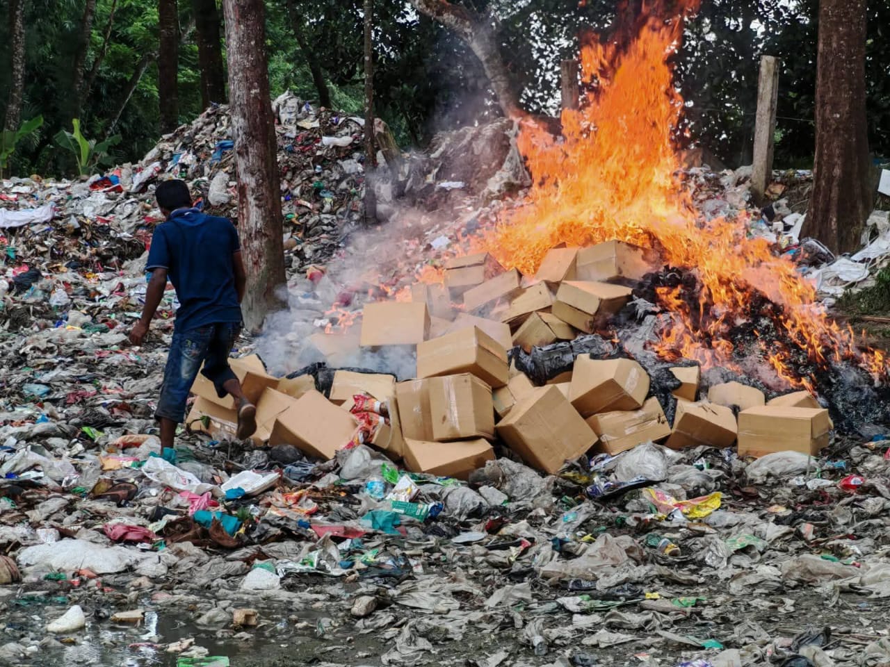 লক্ষ্মীপুরে অনুমোদনহীন খাদ্যপণ্য মজুদের দায়ে এক পরিবেশককে ২ লক্ষ টাকা জরিমানা