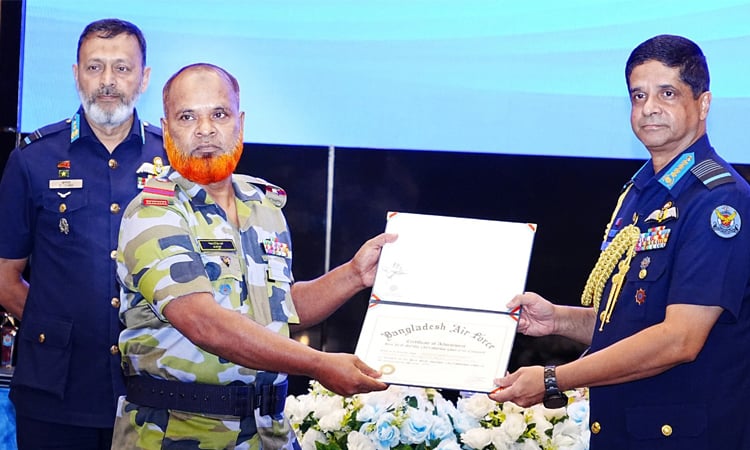 শ্রেষ্ঠ বিমানসেনা-এমওডিসিদের (এয়ার) ট্রফি ও সনদ বিতরণ