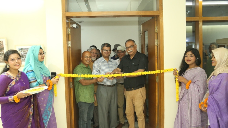 বিশ্বসাহিত্য কেন্দ্রে ‘বাদ্যযন্ত্রে বাঁধা জীবন’ শীর্ষক আলোকচিত্র প্রদর্শনী উদ্বোধন